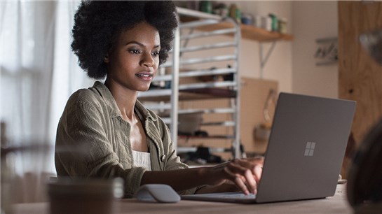 Frau beim Lernen mit Surface Laptop